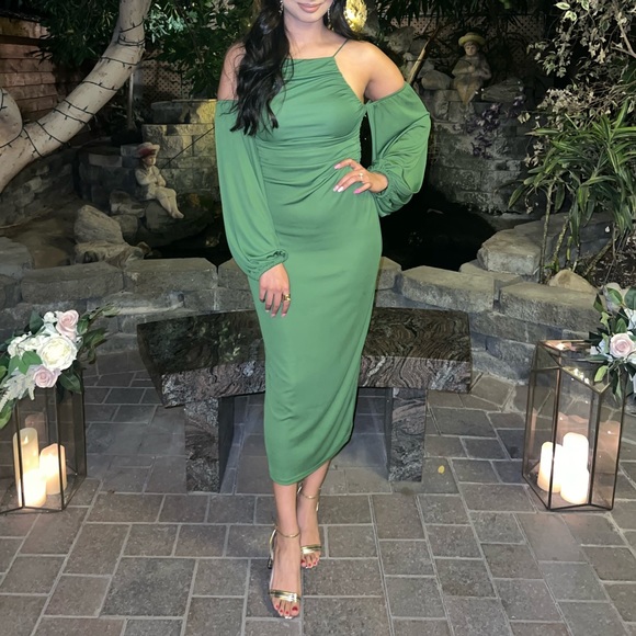 Green off shoulder dress - Picture 1 of 3